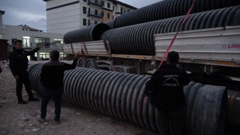 750 Kiloluk Plastik Boru Düşen Sürücü Ağır Yaralandı