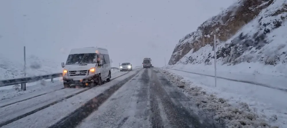 Malatya-Pütürge Yolunda Kar Yağışı Sürücülere Zor Anlar Yaşatıyor