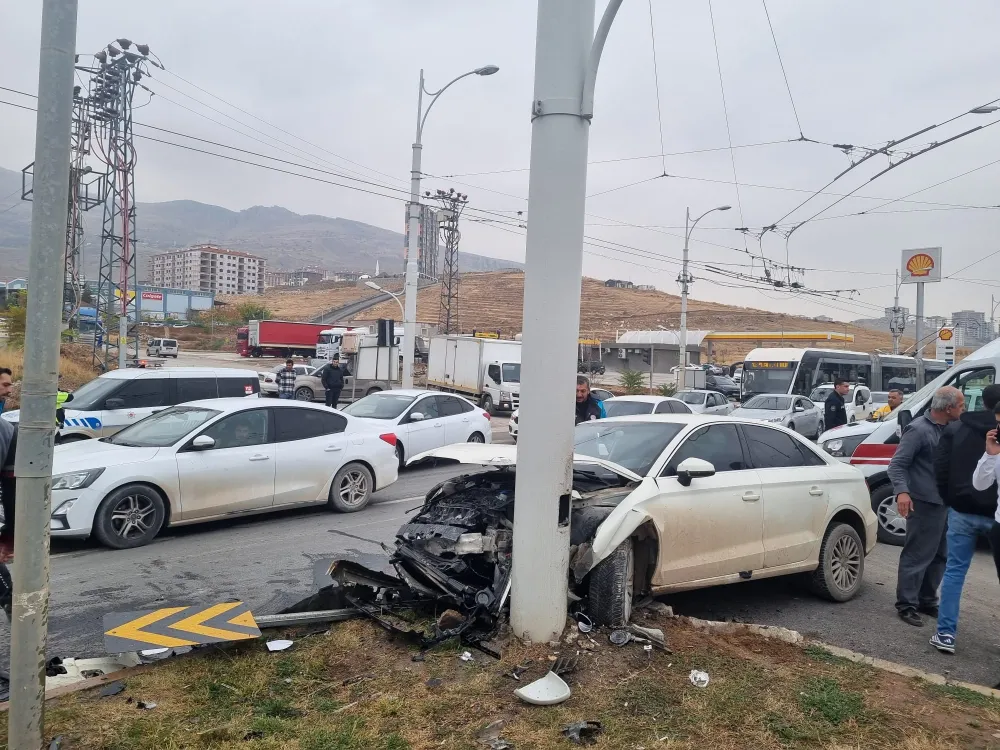 Malatya Elazığ Karayolunda İki Otomobil Çarpıştı: 2 Yaralı