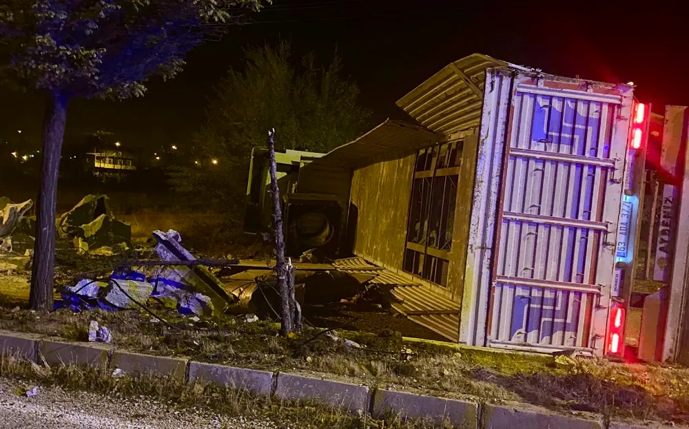 Tır Devrilmesi Nedeniyle Ulaşım Aksadı