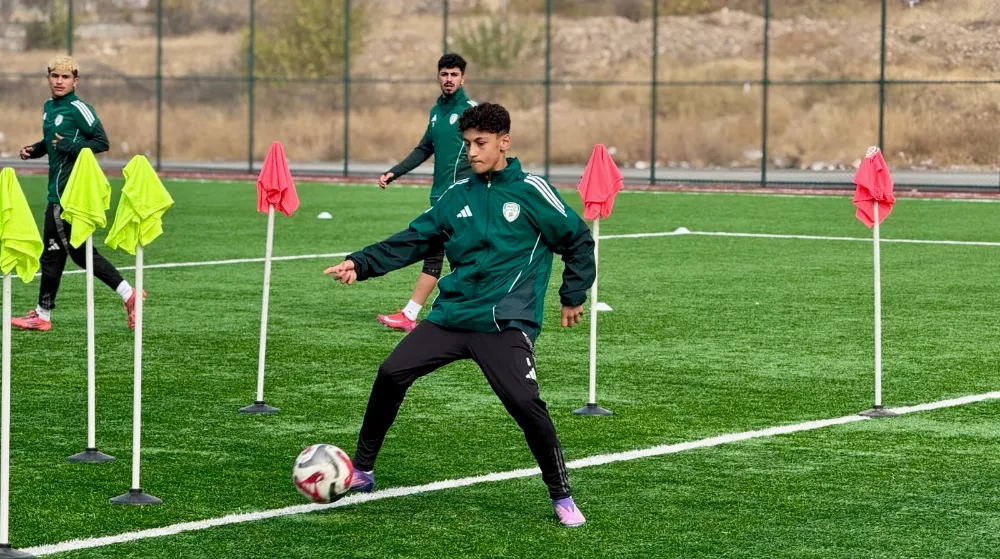 14 Yaşındaki Emir Süleyman Ataş A Takım Antrenmanında Yer Aldı