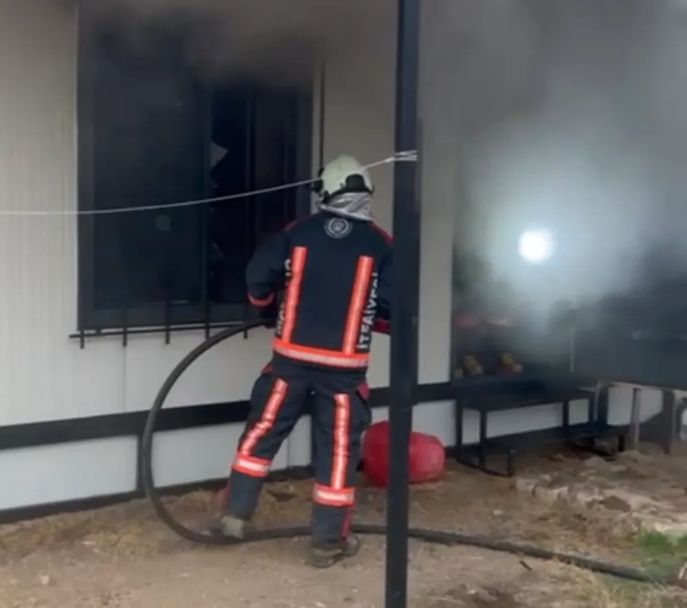 Gazi Mahallesinde Konteyner Yangını Korkuttu