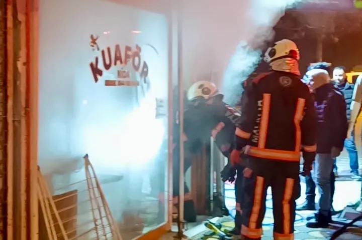  Cezmikartay Caddesi’nde İş Yerinde Çıkan Yangın Korkuttu