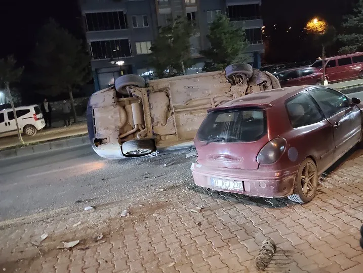 Park Halindeki Araca Çarpan Otomobil Ters Döndü: Sürücü Kaçtı