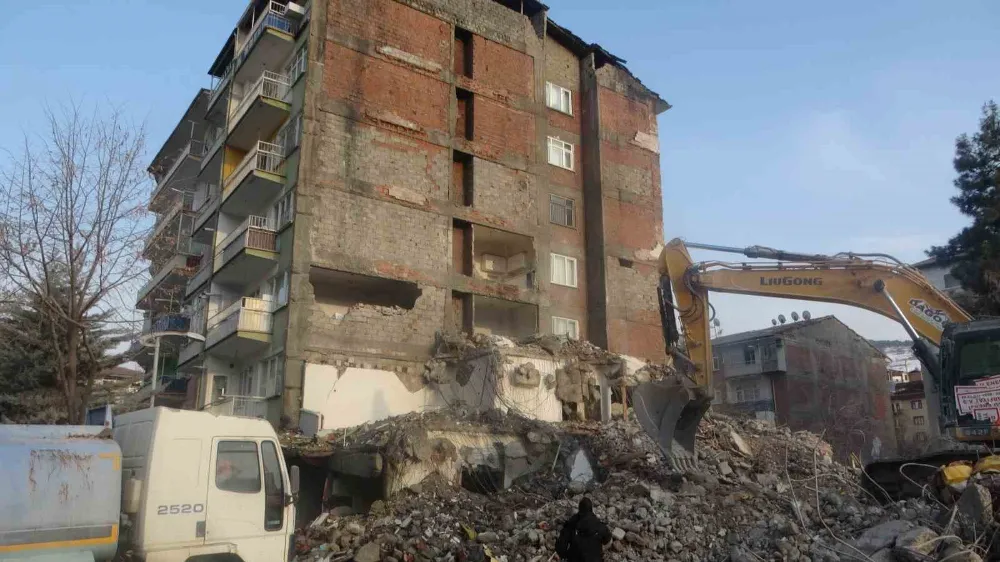 Yıkım Sırasında Zarar Gören Bitişik Bina Boşaltıldı