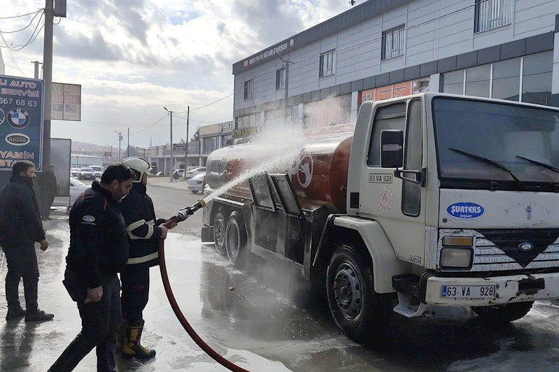 Alev alan yakıt tankeri söndürüldü