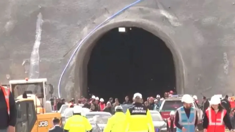 Hızlı Tren Şantiyesinde Kaya Düşmesi: 1 Ölü, 1 Yaralı