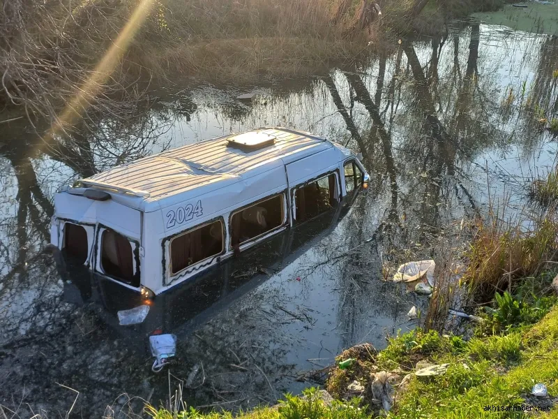 Servis Minibüsü Dereye Uçtu