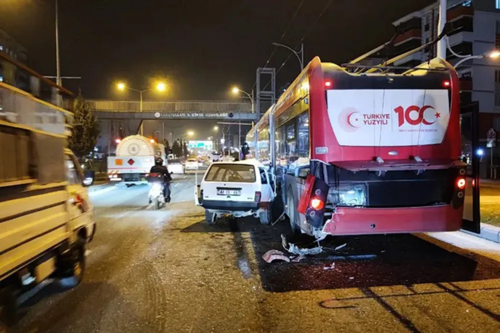 Malatya’da Trambüs İle Otomobil Çarpıştı: 5 Yaralı