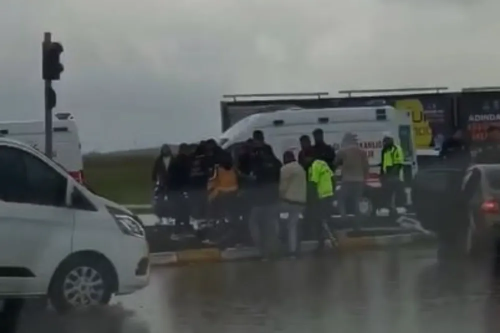 Hafif Ticari Araç İle Otomobil Kafa Kafaya Çarpıştı: 5 Yaralı
