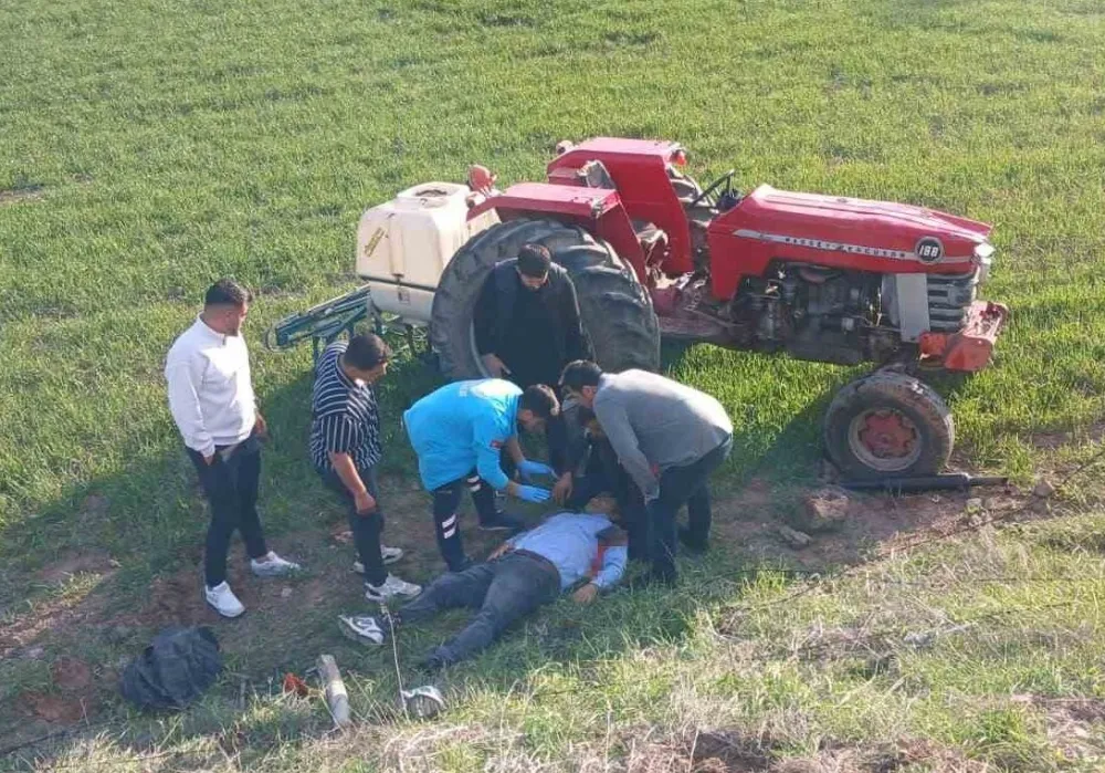 Devrilen Traktörün Altında Kaldı, Hastanede Hayatını Kaybetti