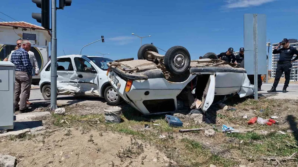 Çarpışan Otomobillerden Birisi Ters Döndü: 2 Yaralı