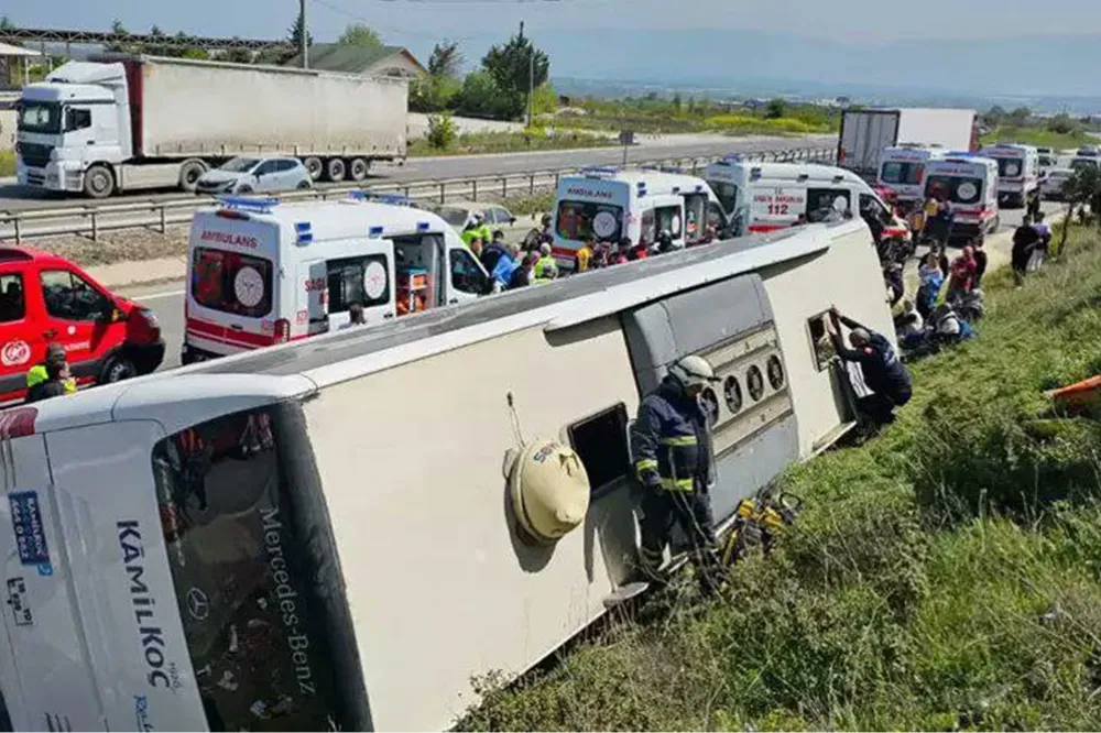 Yalova-Bursa Kara Yolunda Yolcu Otobüsü Devrildi: 1 Ölü, 2 Yaralı