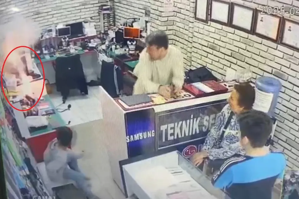 Telefon Tamirhanesinde Bataryanın Patlama Anı Kameralara Yansıdı