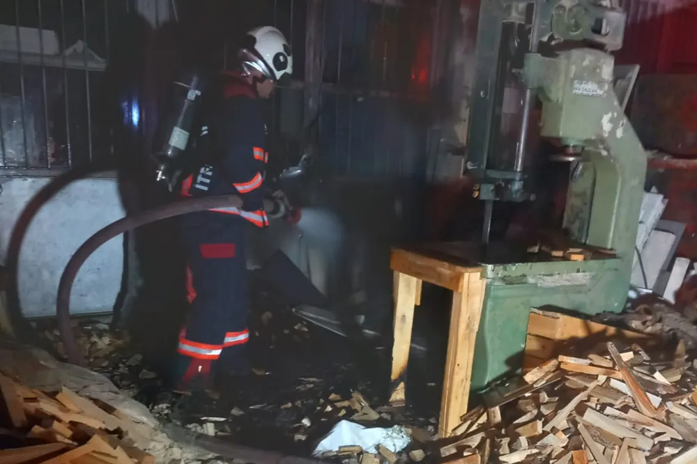 İş Yeri Yangınında Maddi Hasar Oluştu