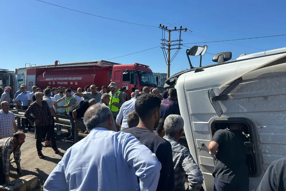 Bariyerlere Çarpan Tır Devrildi: 1 Ölü, 1 Yaralı