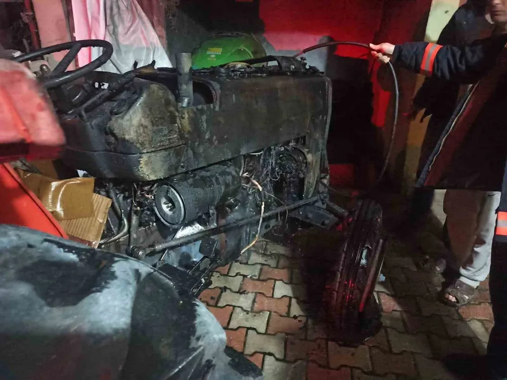 Park Halinde Alev Alan Traktör Kullanılamaz Hale Geldi