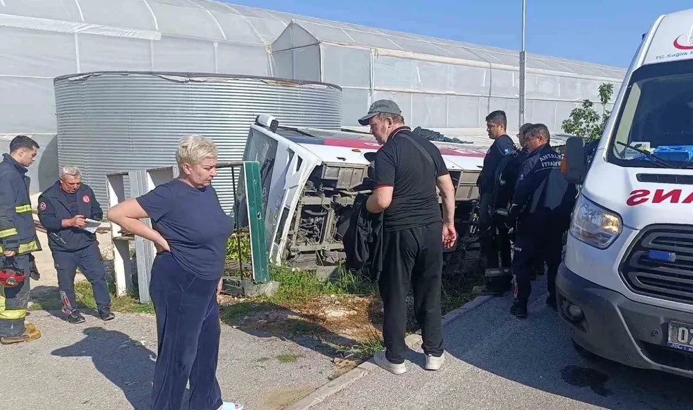 Tur Midibüsü Devrildi, Rus Uyruklu 18 Turist Yaralandı