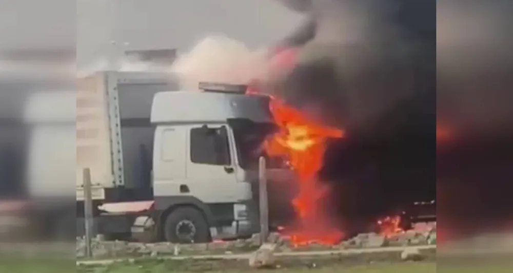 Mardin’de Akaryakıt Doldurulan İki Tır Alev Alev Yandı: 2 Yaralı
