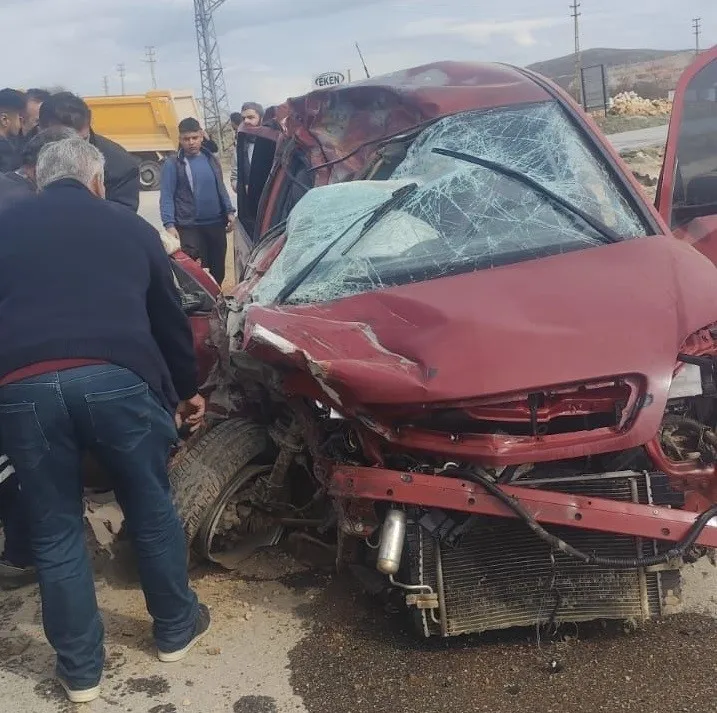 Otomobil, Kamyonla Çarpıştı 14 Yaşındaki Sürücü Hayatını Kaybetti