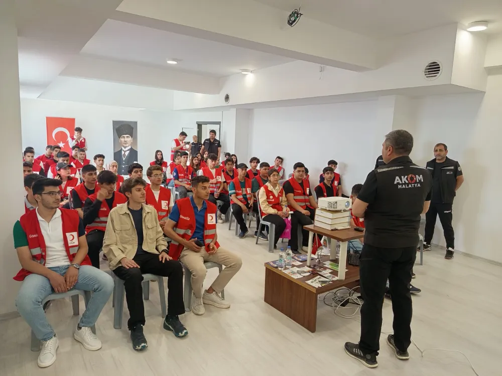 Genç Kızılay Ekibine Afet Ve Yangın Konularında Eğitim Verildi