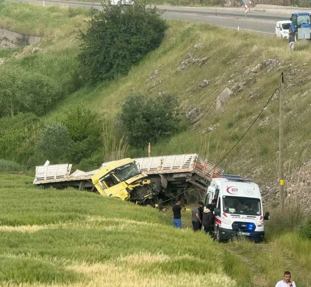 Batman’da Tır Şarampole Yuvarlandı: 2 Ağır Yaralı