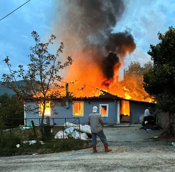 Tek Katlı Ev Alev Topuna Döndü