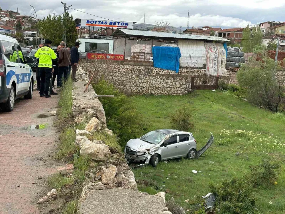 Otomobil Bahçeye Uçtu!2 Yaralı