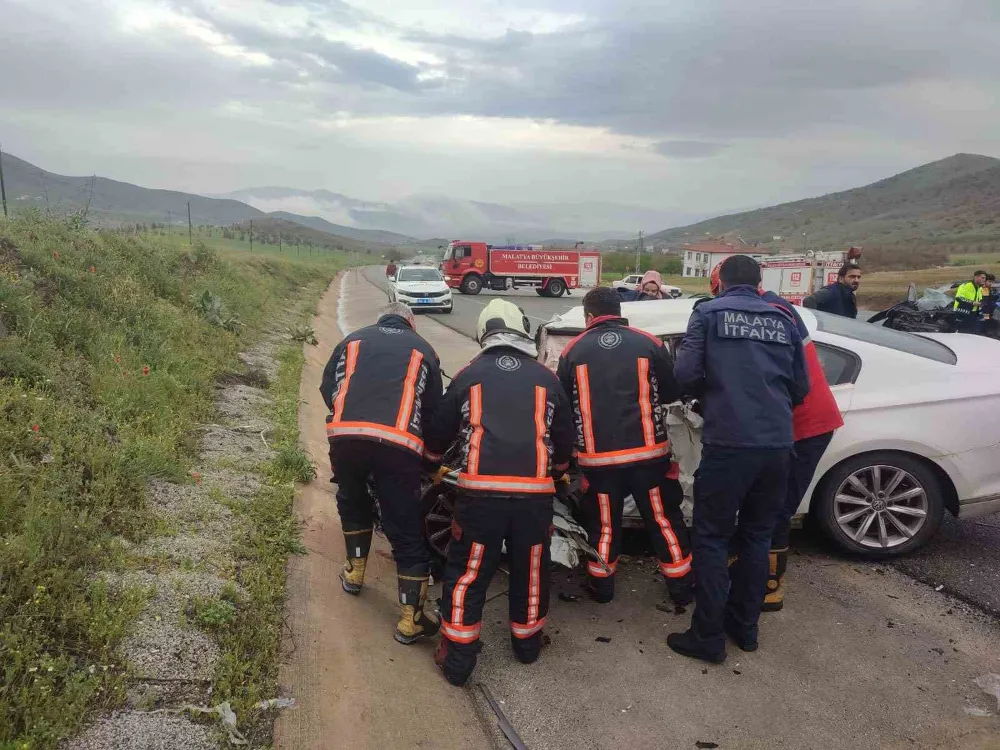 Malatya’da Hafif Ticari Araç İle Otomobil Çarpıştı: 2 Ölü, 2 Yaralı