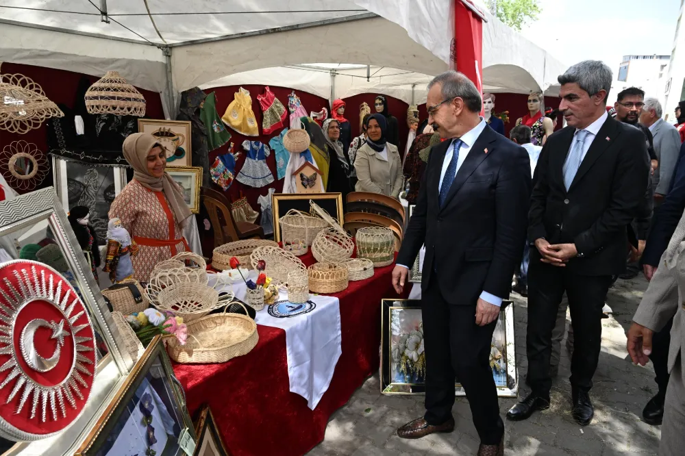 Vali Seddar Yavuz, Hayat Boyu Öğrenme Haftası Etkinliklerine Katıldı
