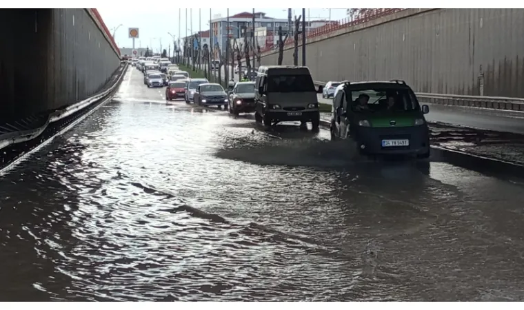 Sağanak Yağış Hayatı Felç Etti