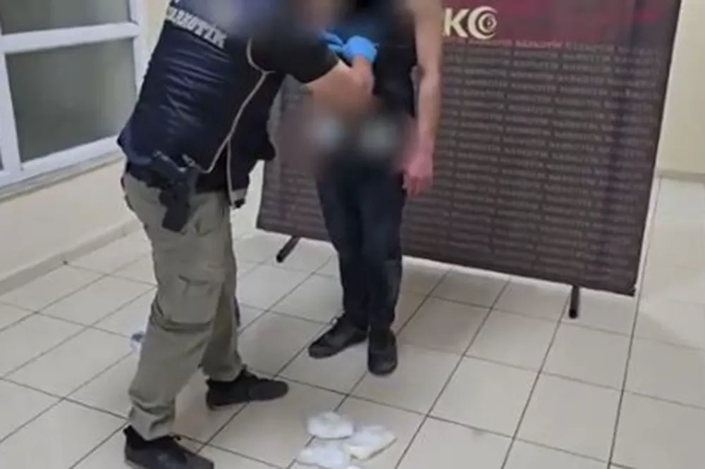 Şüpheli Şahısların Üzerinden 1 Kg Metamfetamin Ele Geçirildi