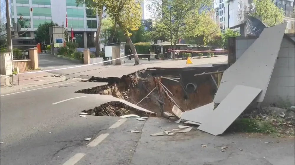 Sarıyer’de Yol Çöktü: Doğalgaz Sıkıştı, Patlama Oldu
