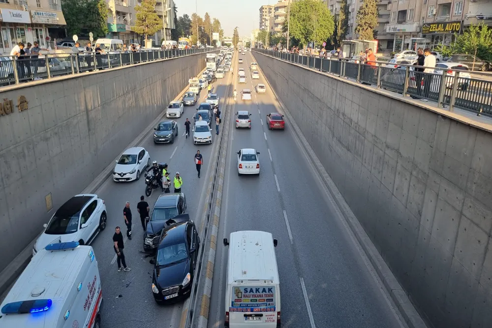 Alt Geçitte Korkutan Kaza: 2 Araç Birbirine Girdi