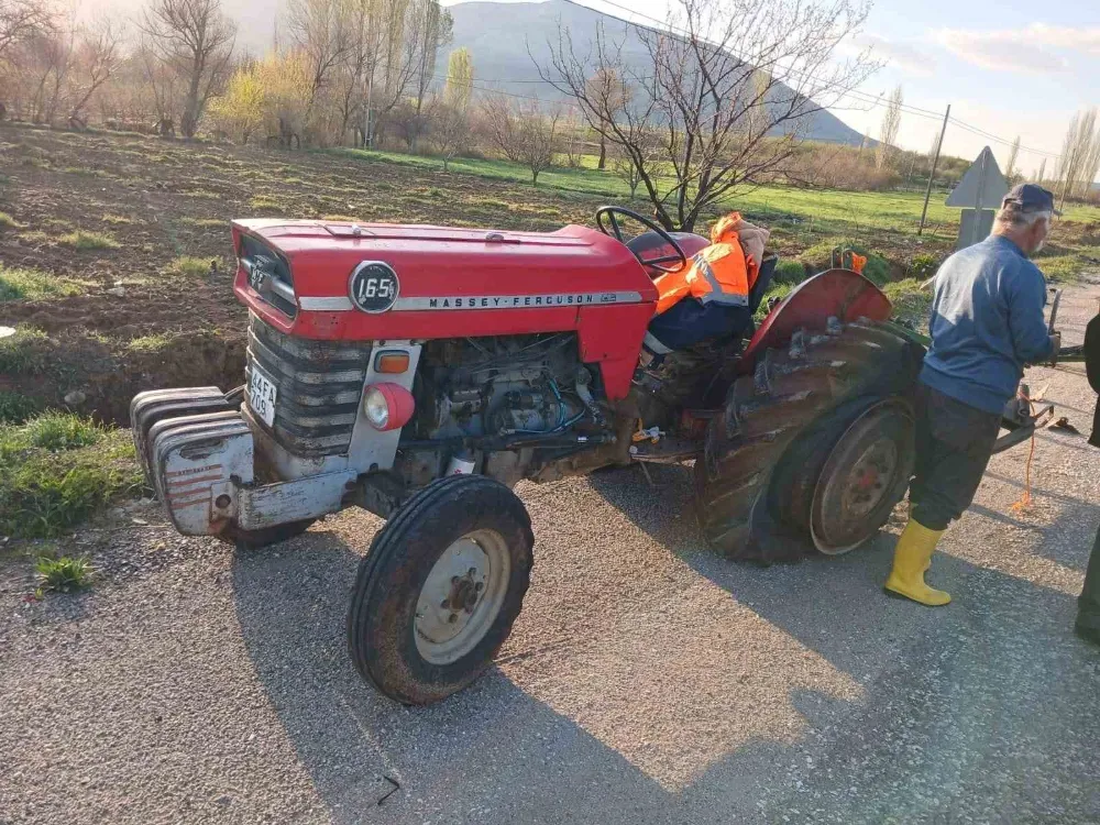 Traktöre Arkadan Çarpan Otomobilde Sürücü Yaralandı