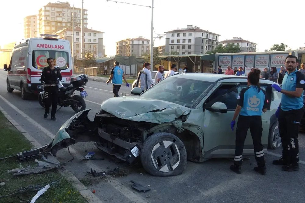 Malatya’da Kontrolden Çıkan Araç Refüje Çarptı: 3 Yaralı
