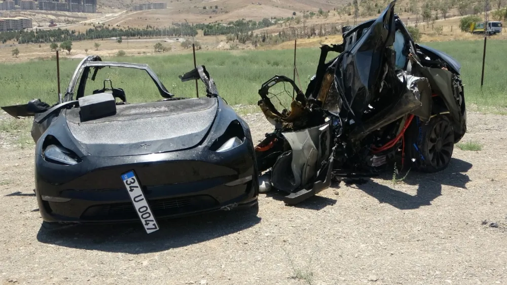 Tesla Araç İkiye Bölündü, 2 Hemşi Hayatını Kaybetti
