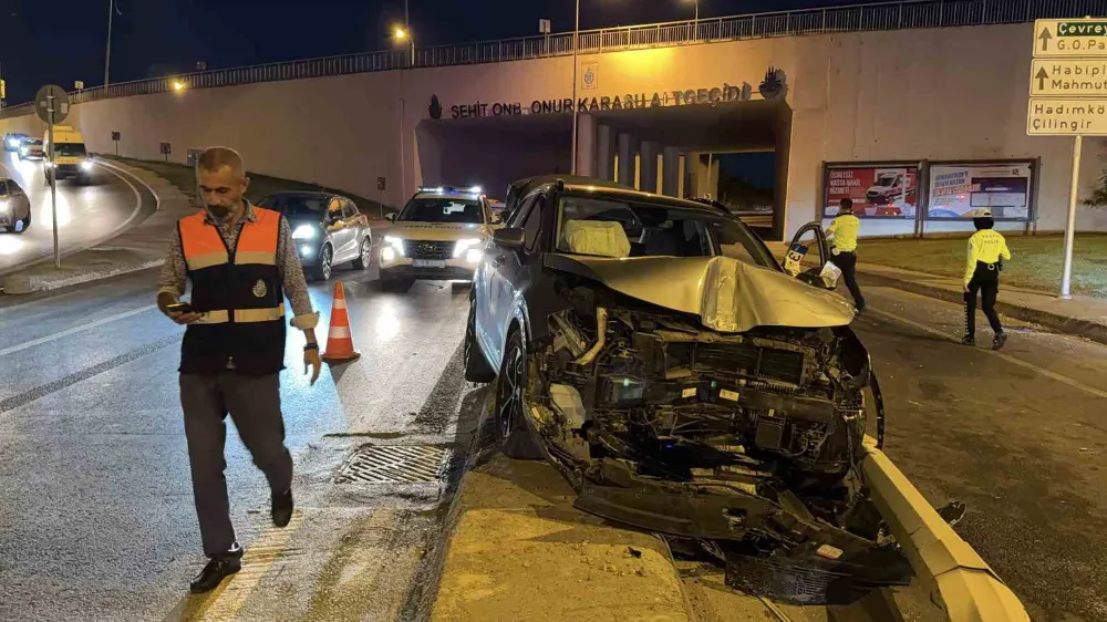 Arnavutköy’de Otomobil Direğe Çarptı: 2 Yaralı