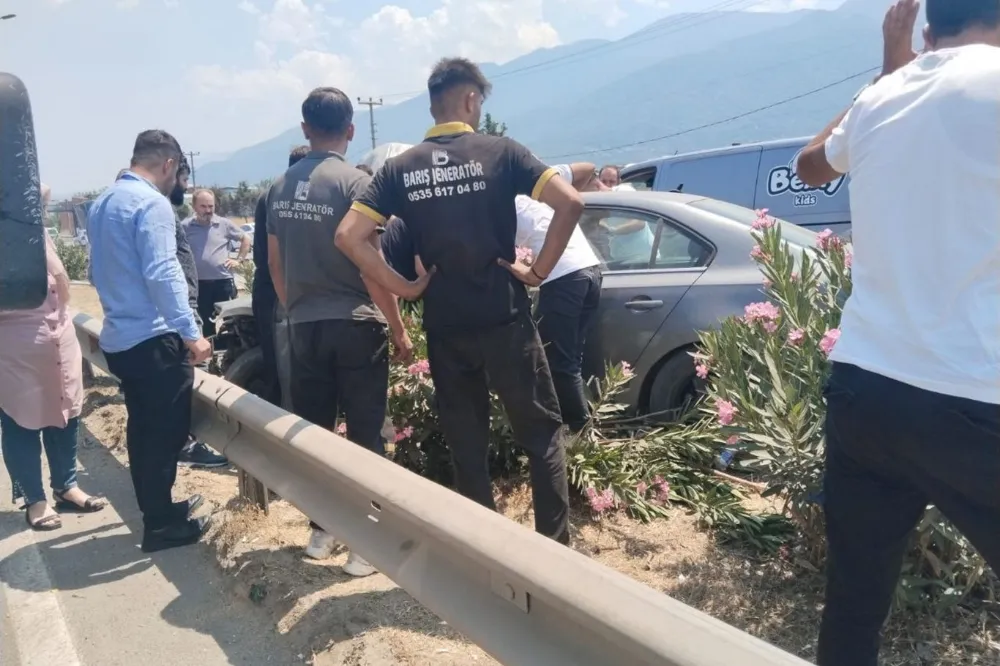 Otomobil Bariyerlere Çarptı, Sürücü Araçta Sıkıştı