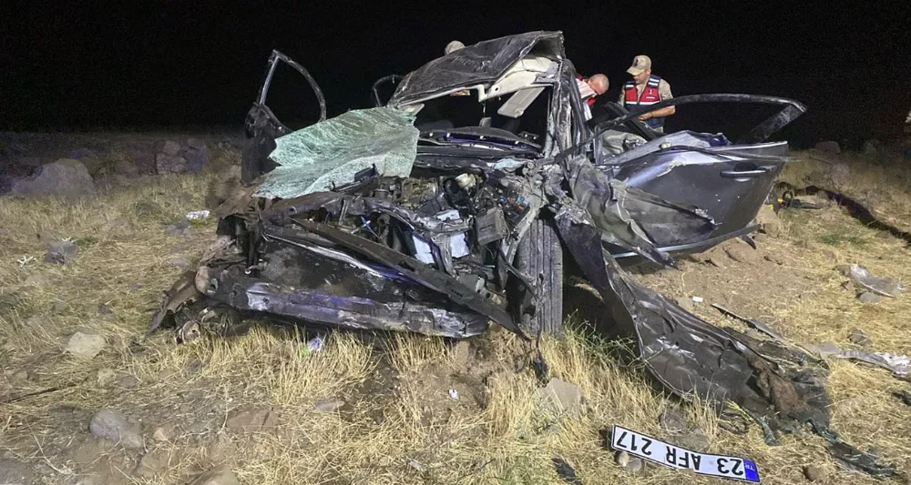 Elazığ’da Otomobil Şarampole Devrildi: 2 Ölü, 3 Yaralı