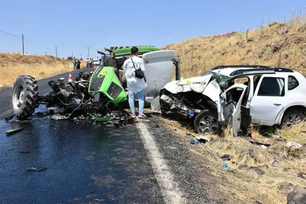 Şanlıurfa’da Otomobil İle Traktör Çarpıştı: 1 Ölü, 2 Yaralı