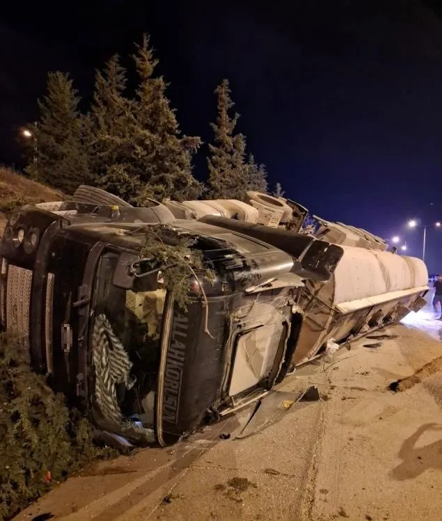 Osmaniye’de Kontrolden Çıkan Tır Devrildi: 1 Yaralı