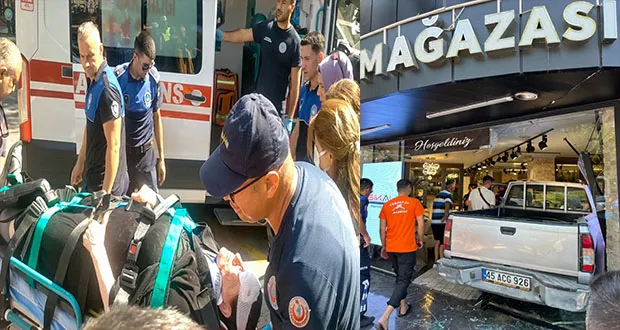 Tansiyonu Düştü Sürücü, Araca Çarpıp Mağazaya Daldı