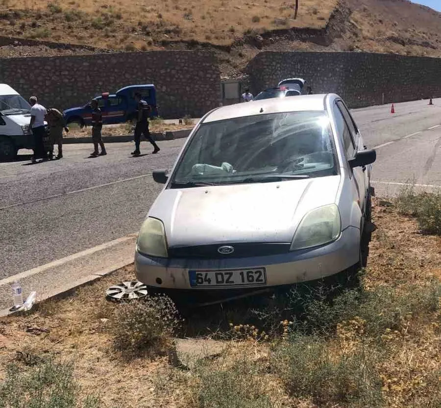 Kontrolden Çıkan Otomobil Orta Refüje Çıktı: 1 Yaralı