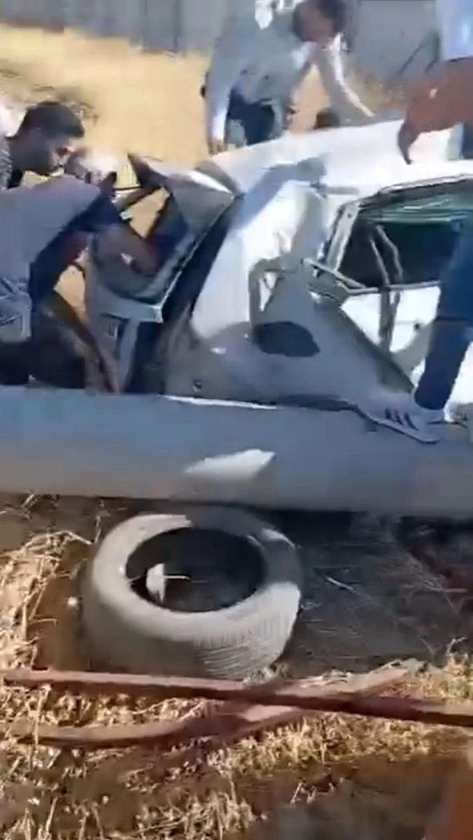 Yoldan çıkan araç bariyerlere ve direğe çarptı: 2 yaralı
