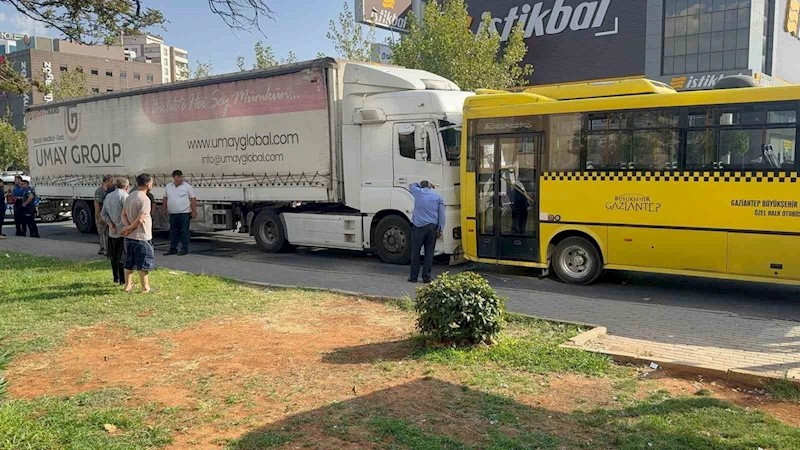 Gaziantep’te durakta yolcu alan halk otobüsüne tır çarptı: 2’si ağır 3 yaralı
