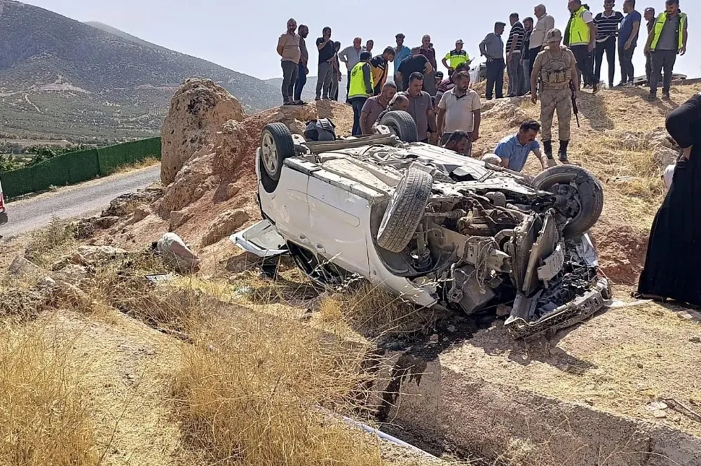 Hafif Ticari Aracın Şarampole Devrilmesi Sonucu 7 Kişi Yaralandı