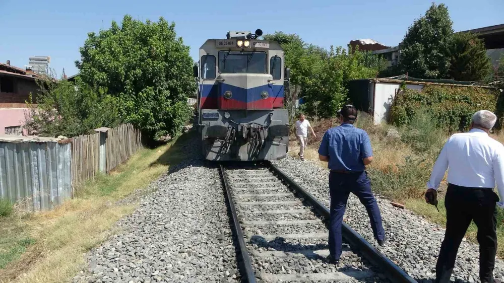 Malatya’da Yük Treni Yayaya Çarptı: 1 Ağır Yaralı